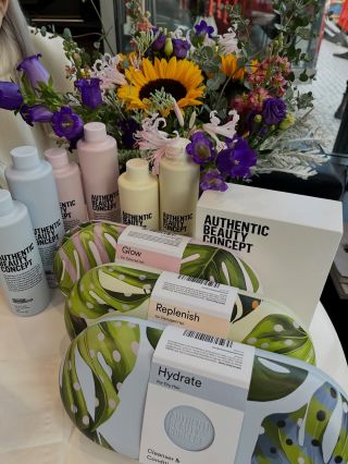 🎄✨ Vánoce v salonu plné krásy a péče! ✨🎁 Letos potěšte své blízké dárkem, který opravdu potěší — vánoční balíčky Authentic...