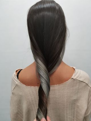 Dark on the surface, icy grey underneath. A color that doesn’t beg for attention — it earns it. Done by @elis.kautska