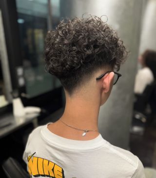 Curly texture with a refined low fade. Precision, shape and natural movement — tailored to the client✂️✨ #toniandguy...