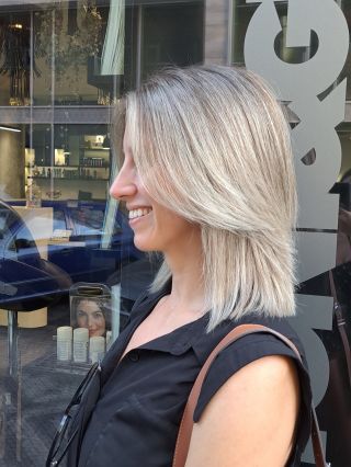 Blend studených blond tónů s perfektně sjednoceným leskem. Svěží, zářivý odstín🤍 #blond #airtouch #toniandguy...
