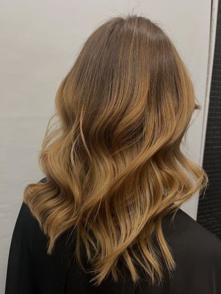 Karamelová balayage, co chytí světlo a dodá vlasům teplo a hloubku ✨🤎