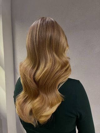 Fresh foliage vytvořená jen zesvětlující barvou – moderní technika, která dodává vlasům hloubku, světlo a hedvábný pohyb...