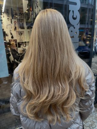 Fresh cut & soft highlights ✨ Přirozený pohyb, multidimenzionální blond a lehký, vzdušný finish přesně ve stylu TONI&GUY....