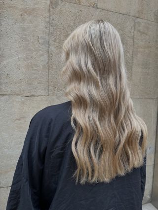 Refined butterblond with a seamlessly blended root stretch and softly sculpted waves to enhance natural dimension....