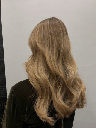 ✨ Jemná balayage pro přirozený rozjasněný efekt + precizní střih, který dodá vlasům pohyb a lehkost. Měkké přechody, čisté...