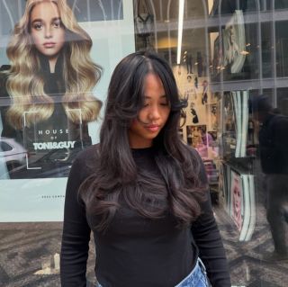 Dnešní proměna: krásný butterfly cut doplněný o nadýchanou foukanou do měkkých vln. Vrstvení dodává lehkost, pohyb i...