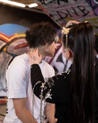 Každý detail se počítá. Street art kolem, hair art v rukou. 🎨✂️